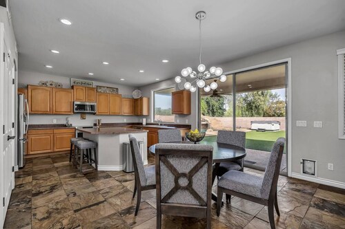 Spacious 5 BR, 3.5 BA, 4000+sf, WiFi, Pool,Hot Tub