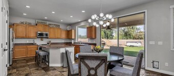 Spacious 5 BR, 3.5 BA, 4000+sf, WiFi, Pool,Hot Tub