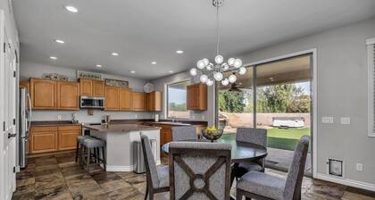 Spacious 5 BR, 3.5 BA, 4000+sf, WiFi, Pool,Hot Tub