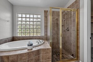Combined shower/tub, jetted tub, hair dryer, towels