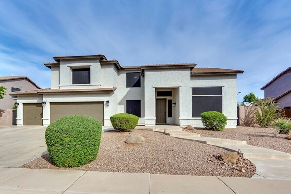 A modern two-story house with a garage, a front door, and a driveway. - Spacious 5 BR, 3.5 BA, 4000+sf, WiFi, Pool,Hot Tub (Gilbert)