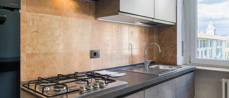 Coffee/tea maker, fridge, microwave, oven