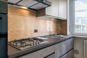 Coffee/tea maker, fridge, microwave, oven