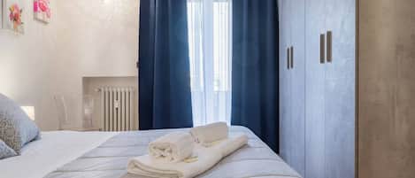 2 bedrooms, iron/ironing board, WiFi (free)