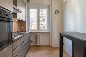 Coffee/tea maker, fridge, microwave, oven