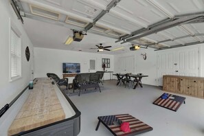 A spacious indoor area with a billiards table, seating, and a ceiling fan. - Starlight Meadows Hot-tub 3mi to Downtown (Fredericksburg)