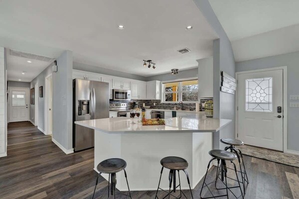 Fridge, microwave, oven, stovetop - Starlight Meadows Hot-tub 3mi to Downtown (Fredericksburg)