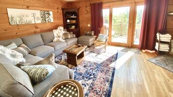 Smart-TV, Kamin, Videospiele, Bücher