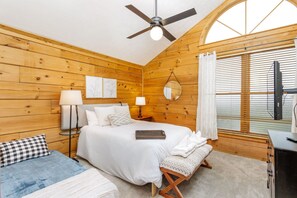 5 bedrooms, travel cot, free WiFi, bed sheets - Ski-in and out with private HOT TUB in 5 bedroom house with game/theatre room!  (Snowshoe)