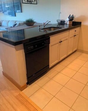 Fridge, microwave, oven, stovetop - Schweitzer Retreat (Sandpoint)