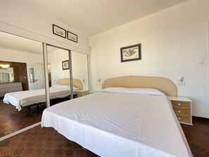 4 bedrooms, Internet, bed sheets - Villa Poncella - Four Bedroom Chalet, Sleeps 8 (Roses)