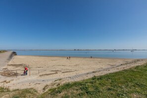 Una spiaggia nelle vicinanze