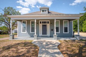 Exterior - Gorgeous, Family-Friendly Home Near Downtown (San Antonio)