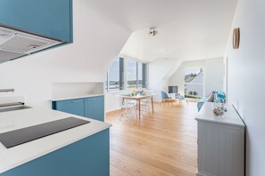 Kühlschrank, Ofen, Geschirrspüler, Wasserkocher mit Kaffee-/Teezubehör