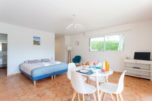 Fer et planche à repasser, Wi-Fi gratuit, draps fournis