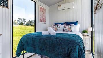 1 bedroom, bed sheets