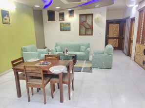 Dining - Aqua Theme Room #FreeParking #Bigbalcony #SmartTV (Jaipur)