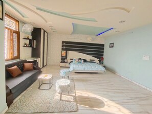 1 bedroom, desk, iron/ironing board, free WiFi - Aqua Theme Room #FreeParking #Bigbalcony #SmartTV (Jaipur)