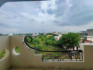 Property grounds - Aqua Theme Room #FreeParking #Bigbalcony #SmartTV (Jaipur)