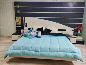 1 bedroom, desk, iron/ironing board, free WiFi - Aqua Theme Room #FreeParking #Bigbalcony #SmartTV (Jaipur)