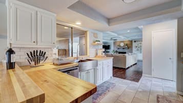 雪櫃、微波爐、焗爐、爐具