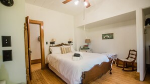 1 slaapkamer, een strijkplank/strijkijzer, wifi, beddengoed