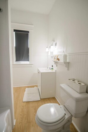 Baignoire, sèche-cheveux, shampoing