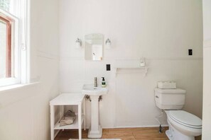 Baignoire, sèche-cheveux, shampoing