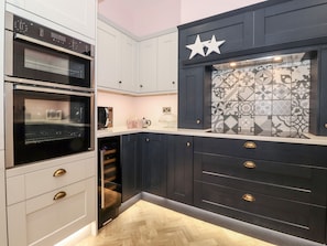 Cottage | Private kitchen | Fridge, dishwasher, electric kettle, toaster