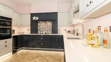 Casa de campo | Cocina privada | Refrigerador, lavavajillas, tetera eléctrica y tostadora