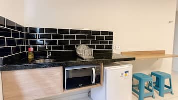 Family Studio | Private kitchen | Mini-fridge, microwave