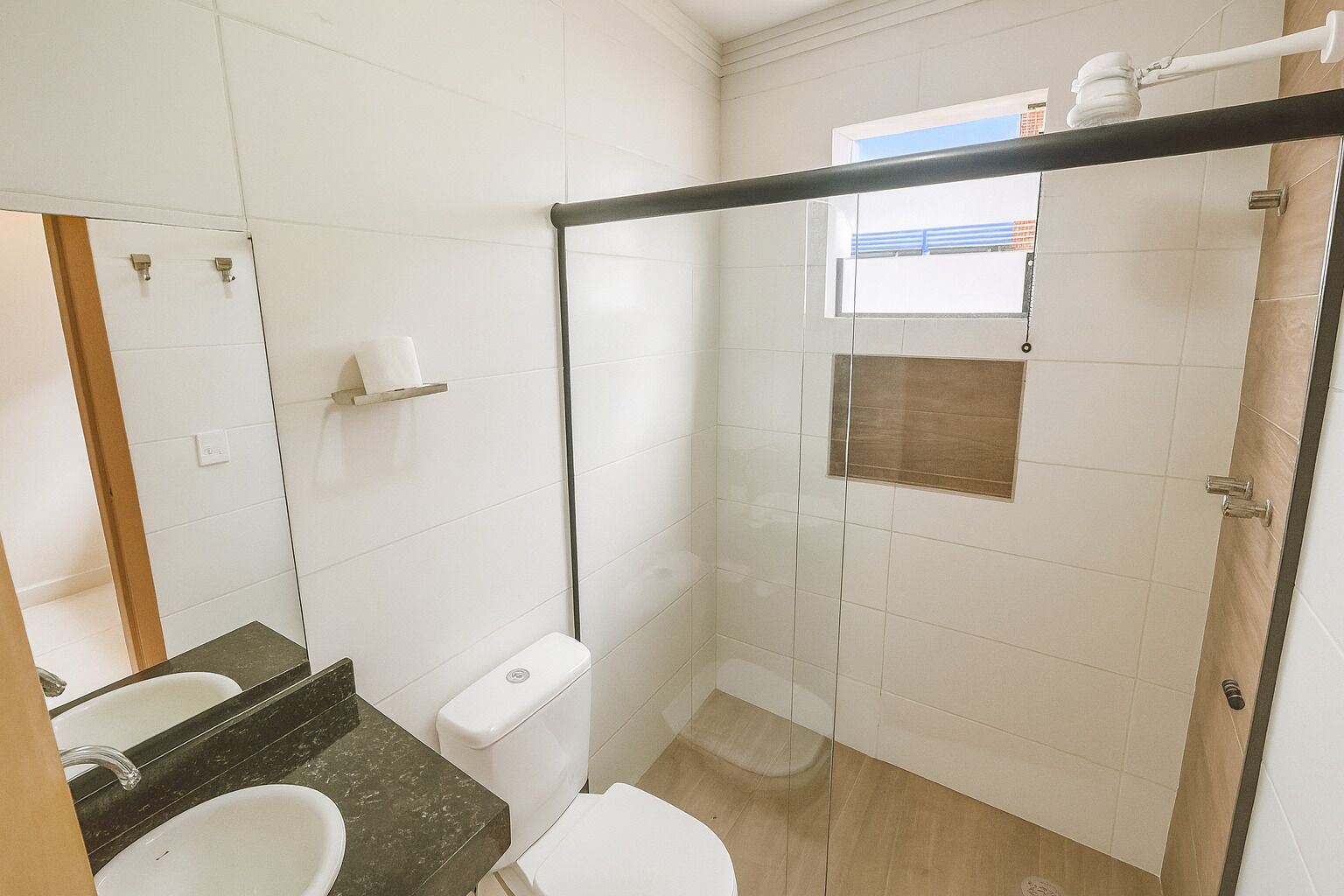 Un bagno con WC, lavandino e zona doccia.