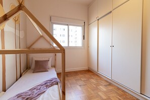 3 bedrooms, iron/ironing board, internet, bed sheets