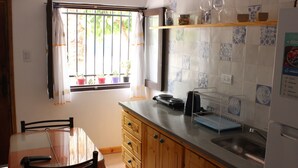 Electric kettle, toaster, cookware/dishes/utensils, dining tables - Acogedora Suite por los Caminos del Vino (Coquimbito)