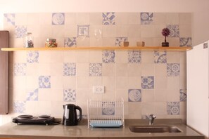 Electric kettle, toaster, cookware/dishes/utensils, dining tables - Acogedora Suite por los Caminos del Vino (Coquimbito)