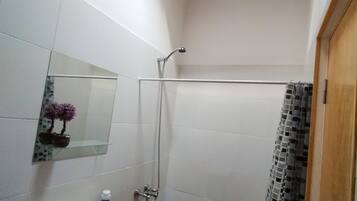 Ducha, bidet, toallas, papel higiénico