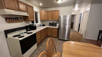 Täysikokoinen jääkaappi, mikroaaltouuni, uuni, liesi