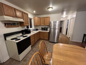 Full-sized fridge, microwave, oven, stovetop