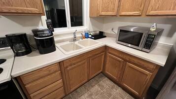 Täysikokoinen jääkaappi, mikroaaltouuni, uuni, liesi