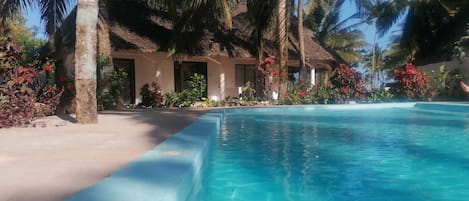 مكتب ومساحة عمل للكمبيوتر المحمول وواي فاي مجانًا وملاءات أسرّة