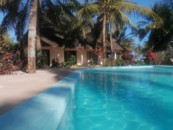 Habitació estàndard, vistes a la piscina | Escriptori, espai de treball apte per a portàtils i wifi gratuïta