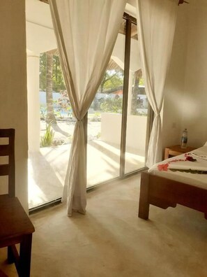 Escritorio, espacio para trabajar con laptop y wifi gratis 
