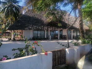 Vista frontal de la propiedad