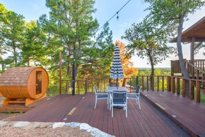 Outdoor dining - Pine Top View with the Club House, Sauna, Pool (Bastrop)