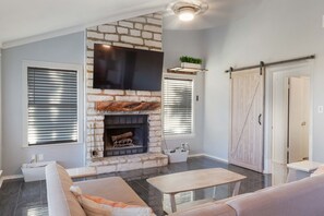 Smart TV, fireplace, table tennis