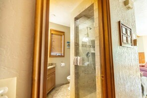Baignoire, sèche-cheveux, serviettes fournies
