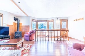 Téléviseur, foyer, chaîne audio, bureau