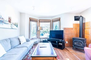 Téléviseur, foyer, chaîne audio, bureau