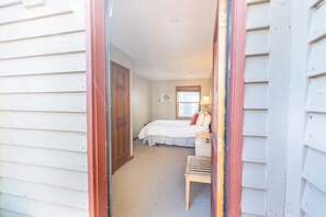 2 bedrooms, iron/ironing board, WiFi