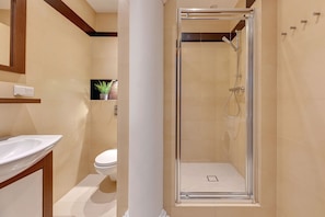 Appartamento | Bagno | Doccia, asciugacapelli, asciugamani